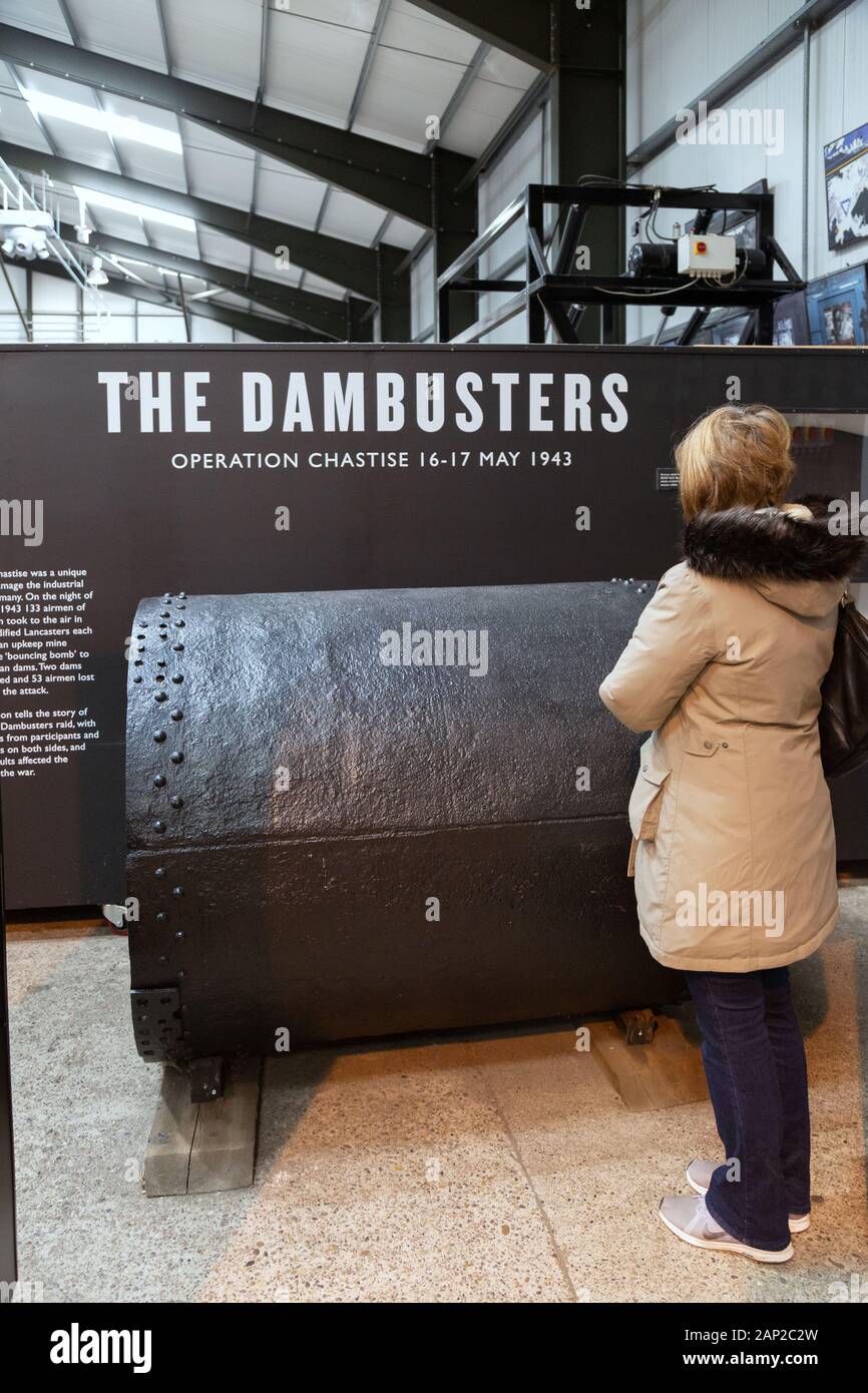 Besucher, die eine Prellende Bombe betrachten, die beim überfall auf Dambusters, WW2, verwendet wird - das Museum des Lincoln shire Aviation Heritage Centers, East Kirkby Lincoln, Großbritannien Stockfoto