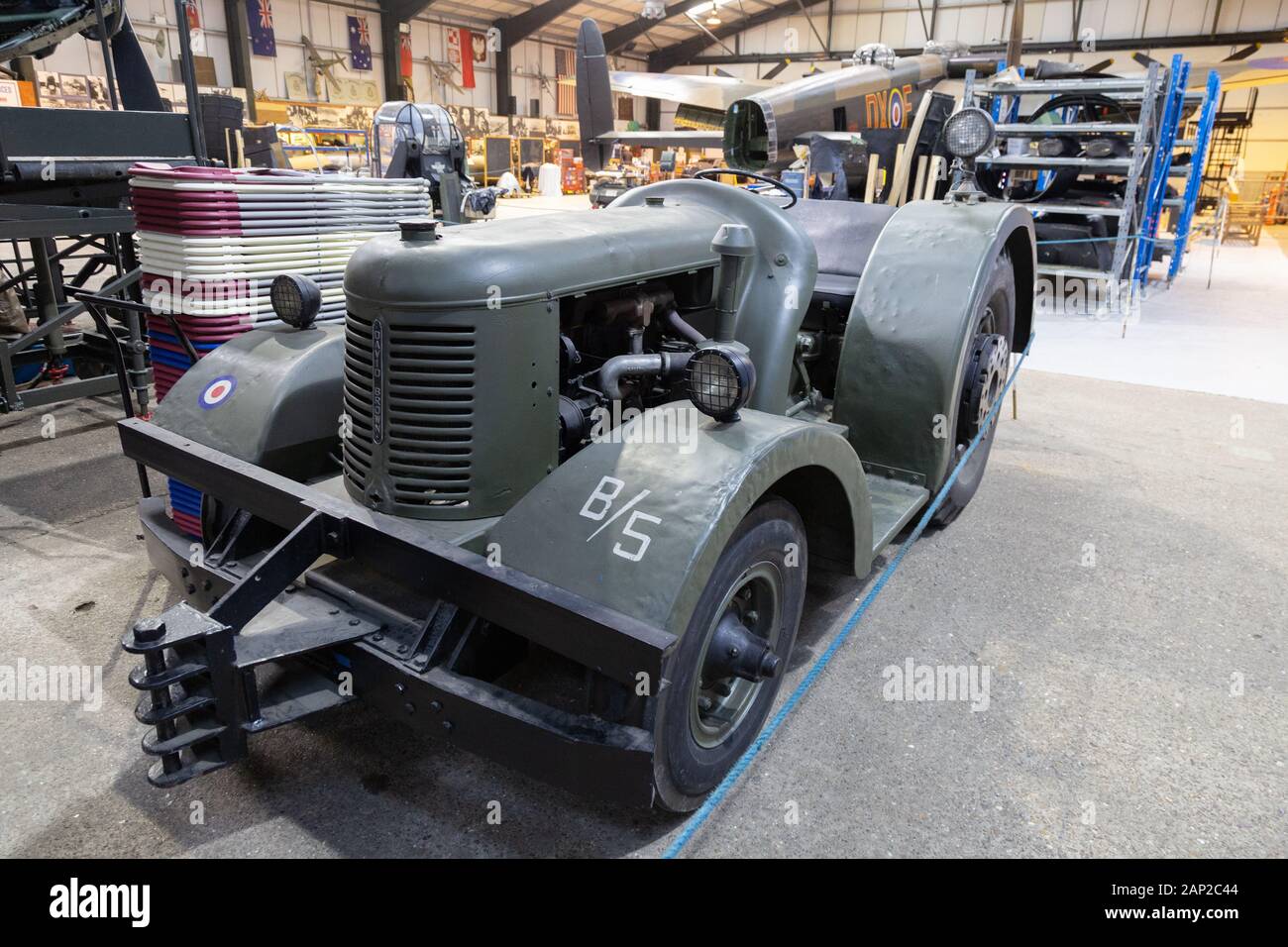 Ein alter David Brown-Traktor, der im zweiten Weltkrieg zum ziehen von Flugzeugen und Bomben um Flugplätze, das Lincoln shire Aviation Museum, East Kirkby Lincoln, UK, verwendet wurde Stockfoto