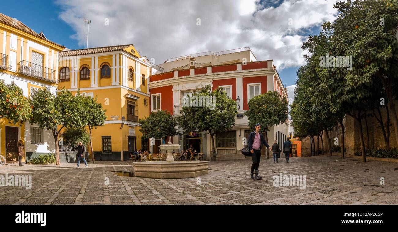 Sevilla Spanien. Kleinen Platz im Viertel Santa Cruz. Andalusien, Spanien. Stockfoto