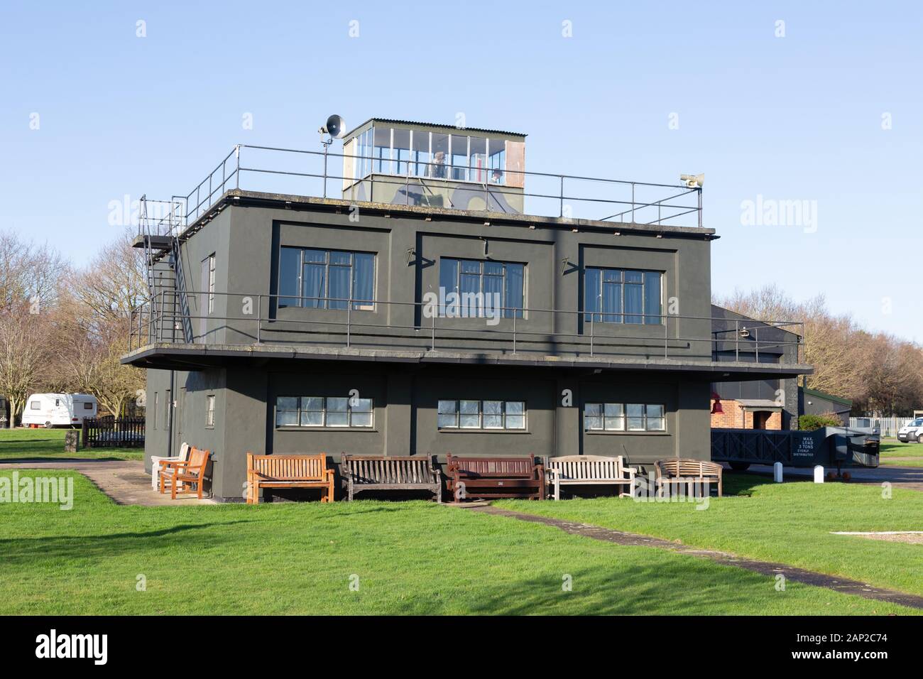 Der Zweite Weltkrieg RAF East Kirkby Airfield Control Tower Exterieur, Lincoln shire Aviation Heritage Centre Museum, East Kirkby, Lincoln, UK Stockfoto