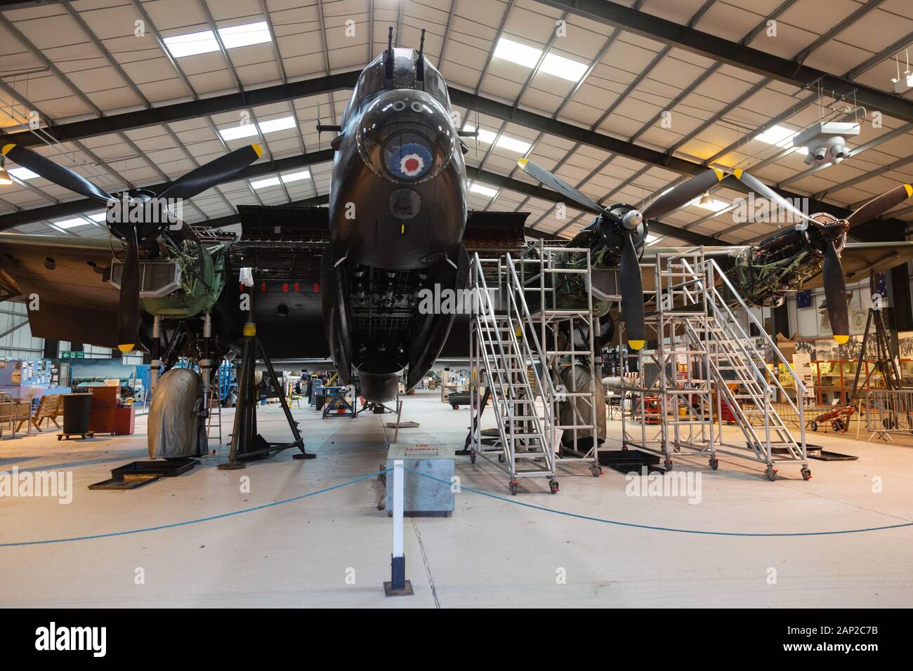 Das Lincoln Aviation Heritage Center mit dem Lancaster Bomber "Just Jane", einem Flugzeug aus dem 2. Weltkrieg im Museum, East Kirkby, Lincoln, ist im Inneren des Museums Stockfoto