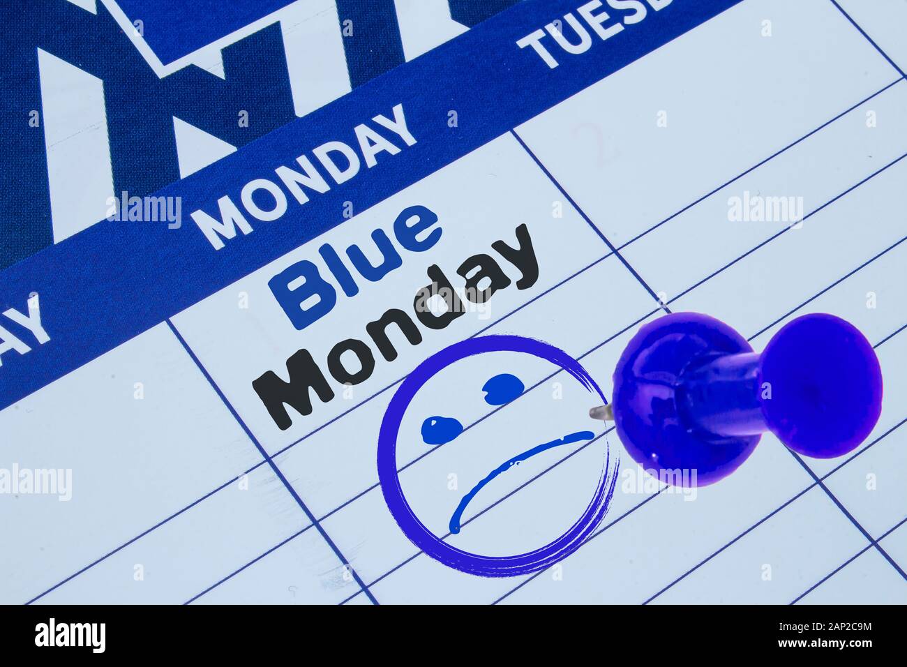 Eine Nahaufnahme auf einem Kalender auf den Blauen Montag auf Blau Schwarz Text mit einem traurigen Gesicht und blaue Klemme Stockfoto