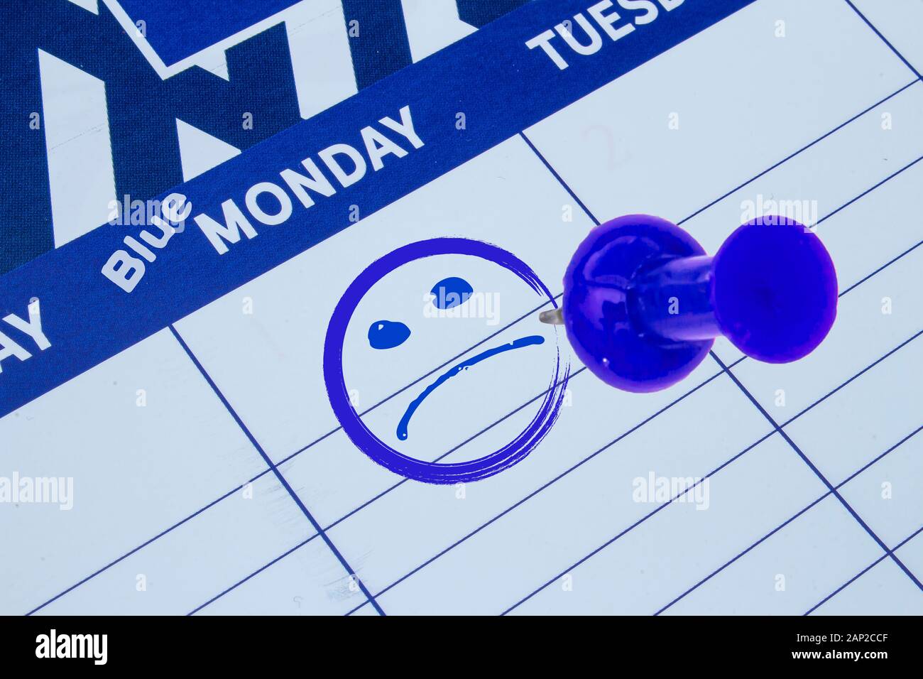 Eine Nahaufnahme auf einem Kalender auf den Fokus auf einem Blauen Montag mit einem traurigen Gesicht und blaue Klemme Stockfoto