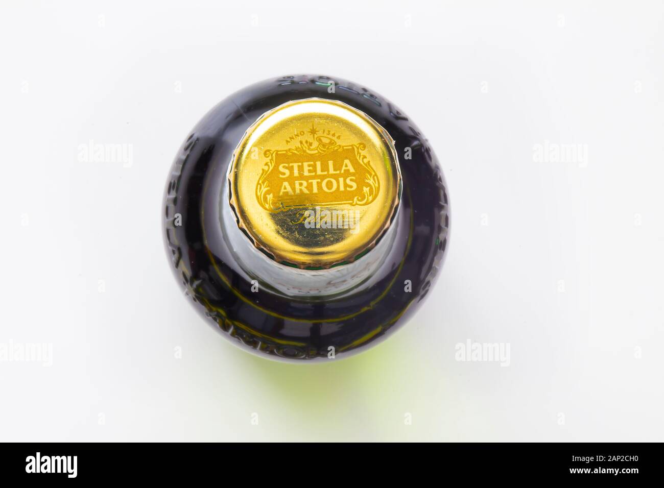 Blick von oben auf ein Stella Artois Bier Flasche auf weißem Hintergrund Stockfoto