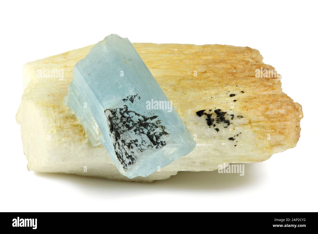 Aquamarin mit schwarzer Turmalin auf Feldspat aus Erongo Region, Namibia isoliert auf weißem Hintergrund Stockfoto