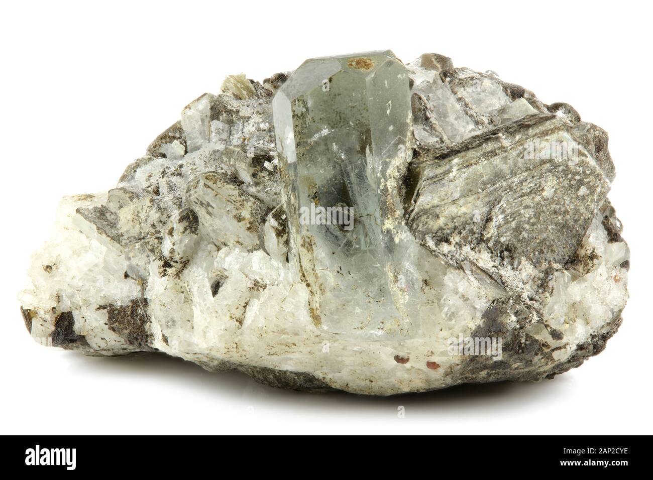 Aquamarin Kristall auf Matrix aus Afghanistan isoliert auf weißem Hintergrund Stockfoto