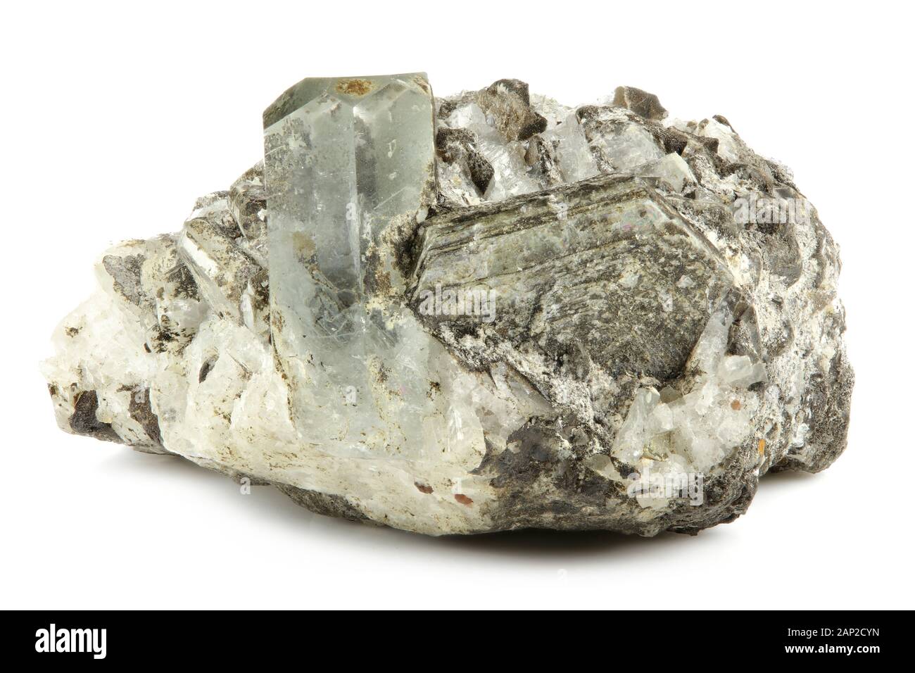 Aquamarin Kristall auf Matrix aus Afghanistan isoliert auf weißem Hintergrund Stockfoto