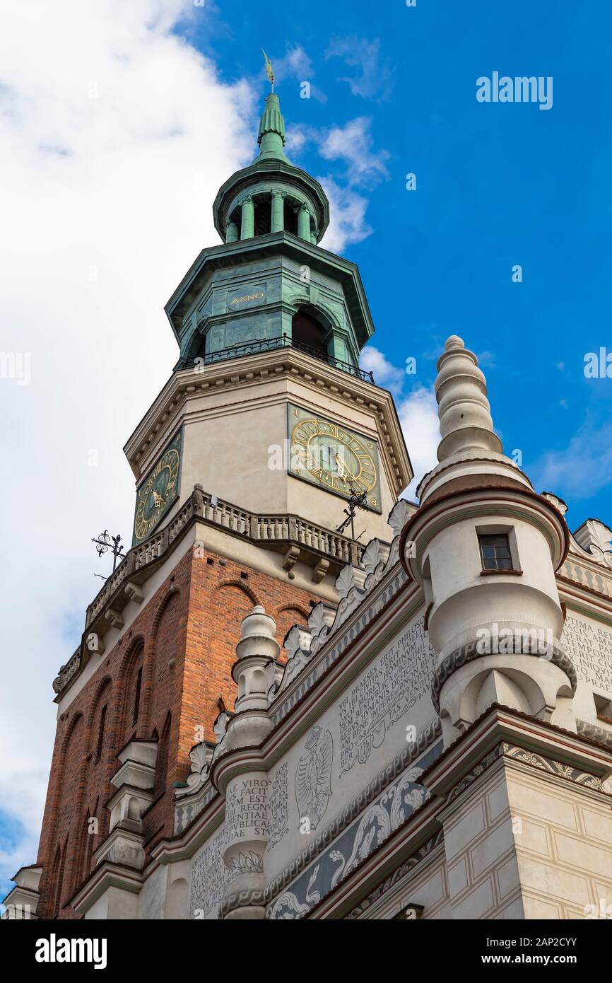 Rathaus mit einem hohen Turm in der Stadt Posen. Polen Stockfoto