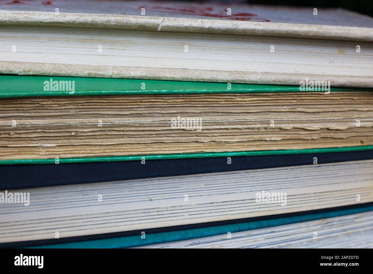 Blick auf isolierte Stapel der alten vergilbten Bücher mit die Kanten der Abdeckung und Textblock Stockfoto