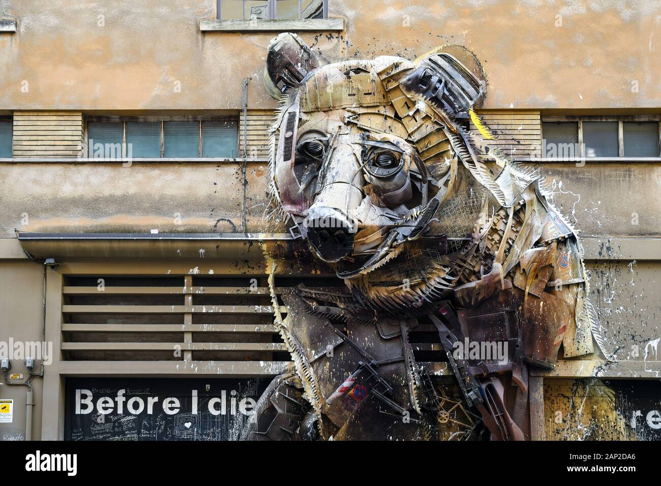 "Der Bär", Kunstwerk des portugiesischen Straßenkünstlers Bordalo II, an der Seitenwand des Teatro Colosseo im Viertel San Salvario, Turin, Piemont, Italien Stockfoto