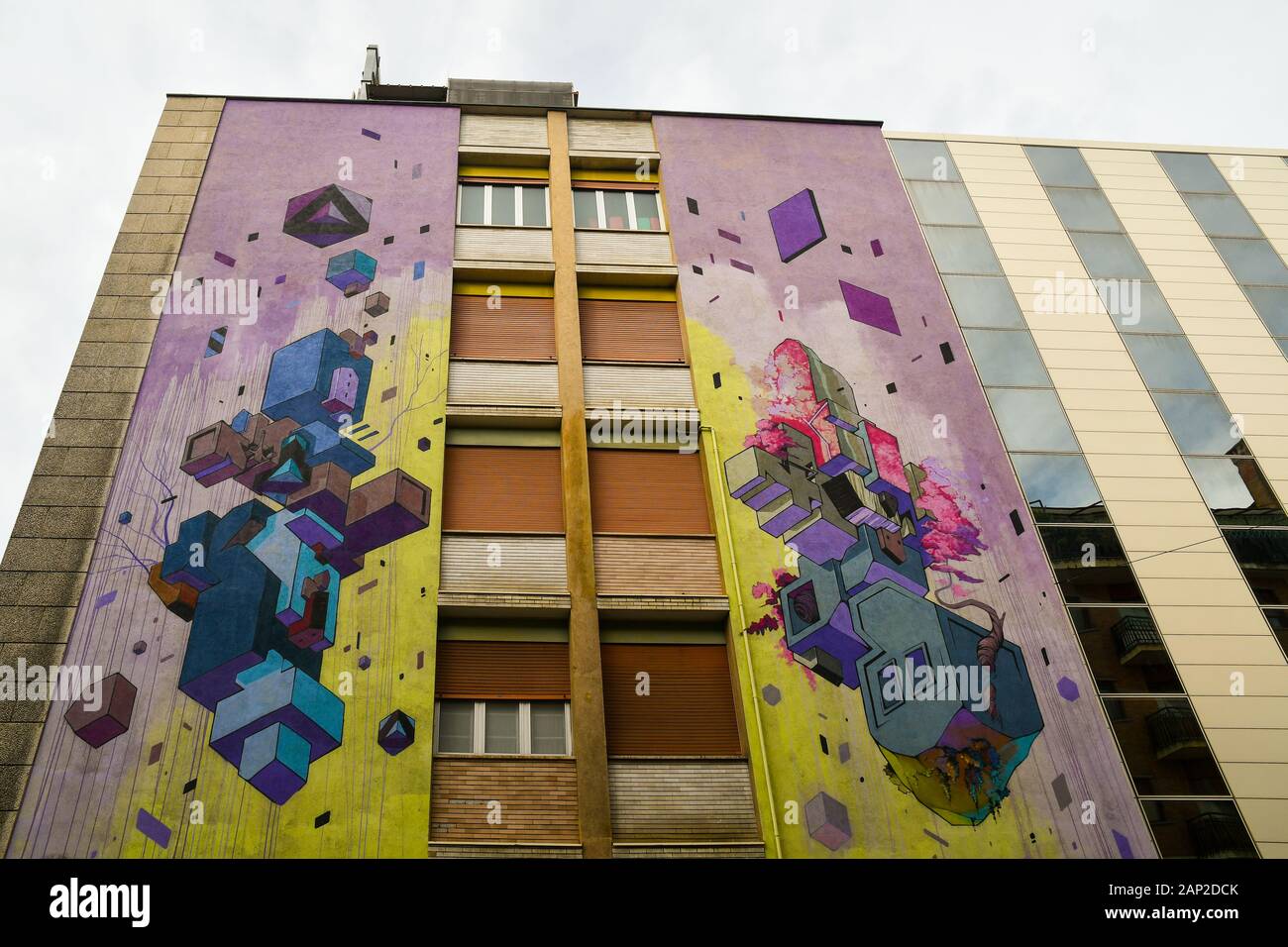 "Duel" (2017) Wandbild des italienisch-schwedischen Straßenkünstlers Etnik an der Seitenwand der Klinik Sedes Sapientiae, San Salvario, Turin, Piemont, Italien Stockfoto