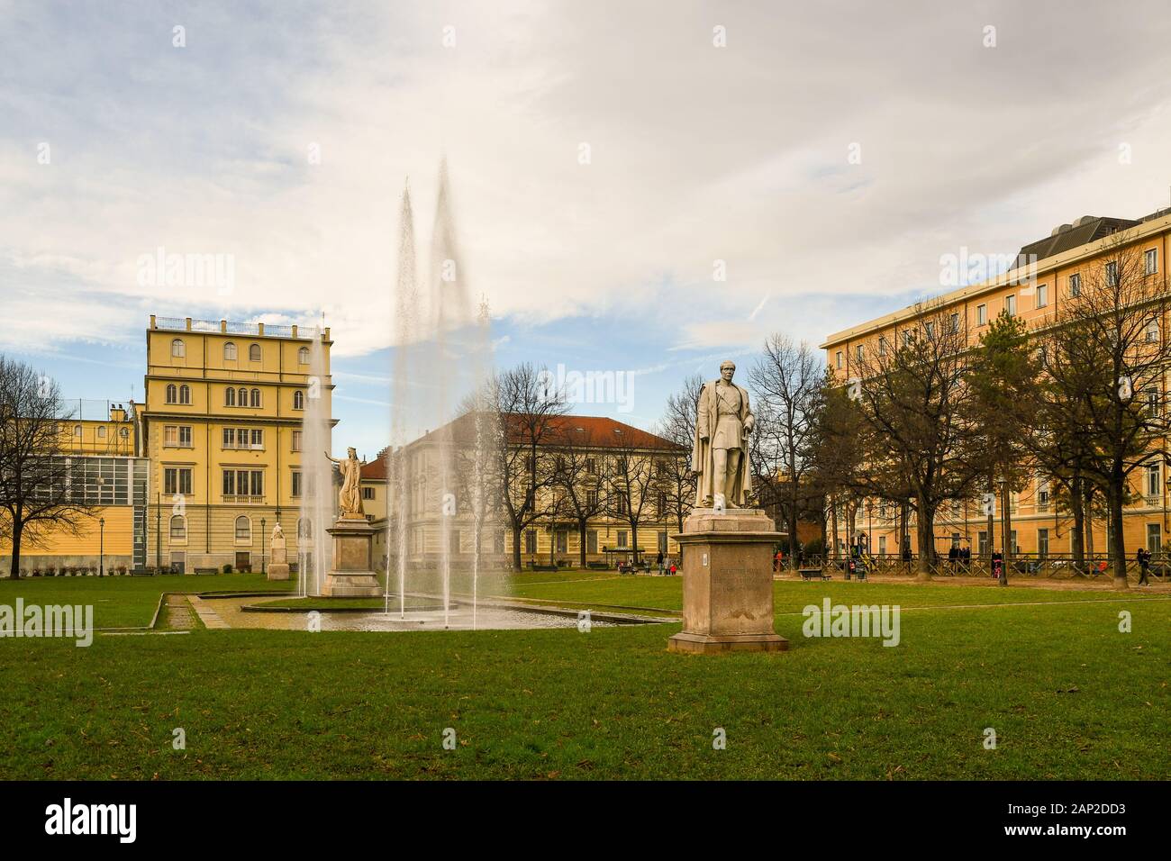 Blick auf den Stadtgarten Aiuola Balbo mit dem Brunnen und den Denkmälern, die Daniele Manin und Eusebio Bava gewidmet sind, Wintertag, Turin, Piemont, Italien Stockfoto