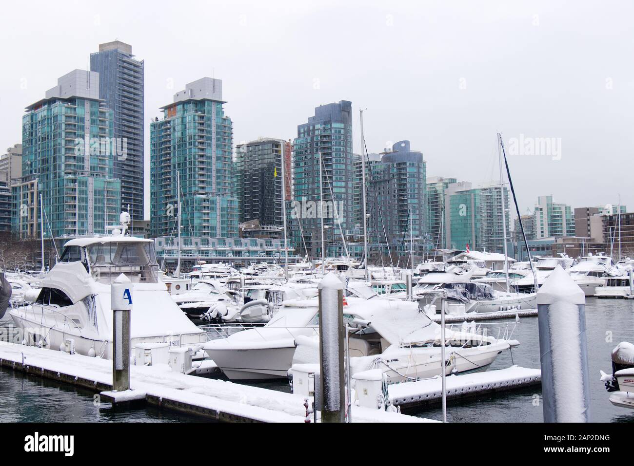 Vancouver, Kanada - 13. Januar 2020: Blick auf die schneebedeckte Coal Harbour Marina. Schneesturm und extremes Wetter in Vancouver. Stockfoto