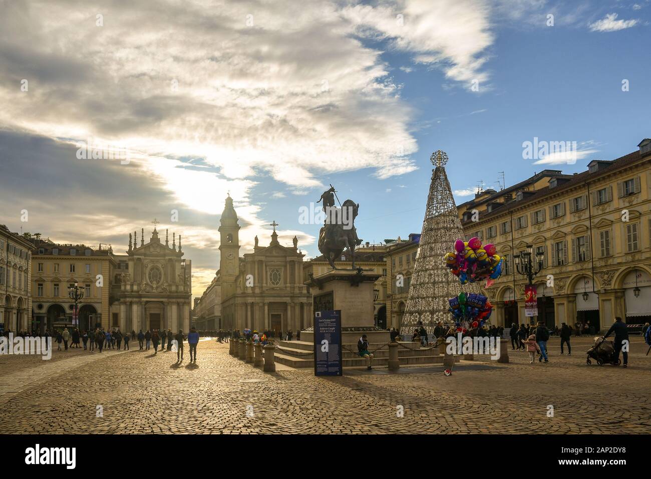 Blick auf die Piazza San Carlo im Stadtzentrum mit dem Weihnachtsbaum und den Menschen, die an einem sonnigen Wintertag spazieren gehen, Turin, Piemont, Italien Stockfoto