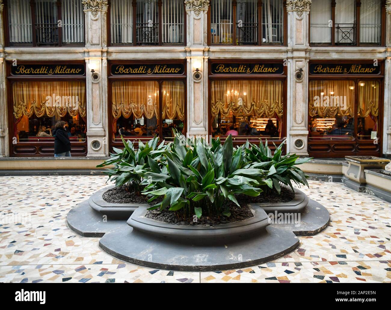 Außenansicht der historischen Caffè Baratti & Milano, seit 1875 im Inneren der Galleria Subalpina Einkaufsgalerie, Turin, Piemont, Italien eröffnet Stockfoto