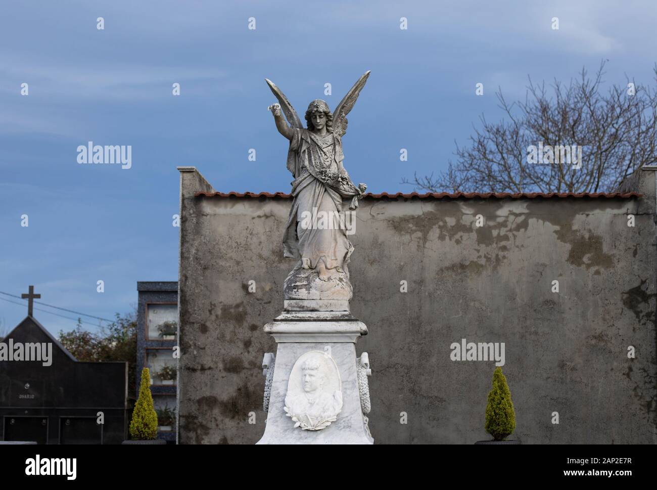 Statue auf einem Friedhof Stockfoto