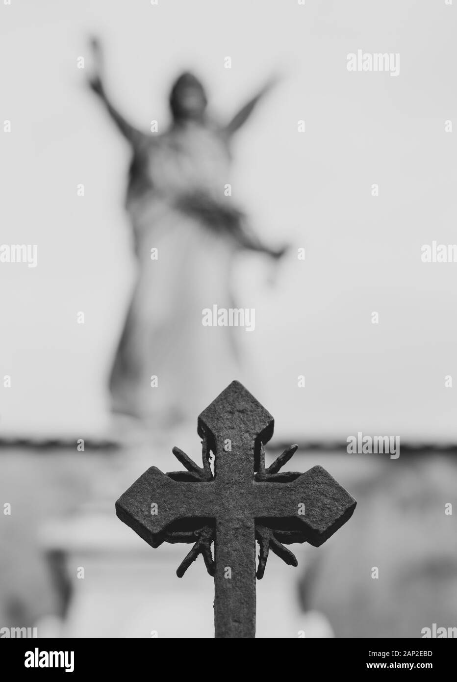 Kreuz und Engel auf dem Friedhof Stockfoto