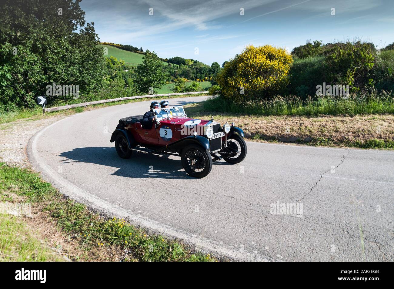PESARO COLLE SAN BARTOLO, ITALIEN - 17. MAI 2018 : O.M. 665 S SUPERBA 2000 1925 auf einem alten Rennwagen in der Rallye Mille Miglia 2018 der berühmte italiener HIS Stockfoto