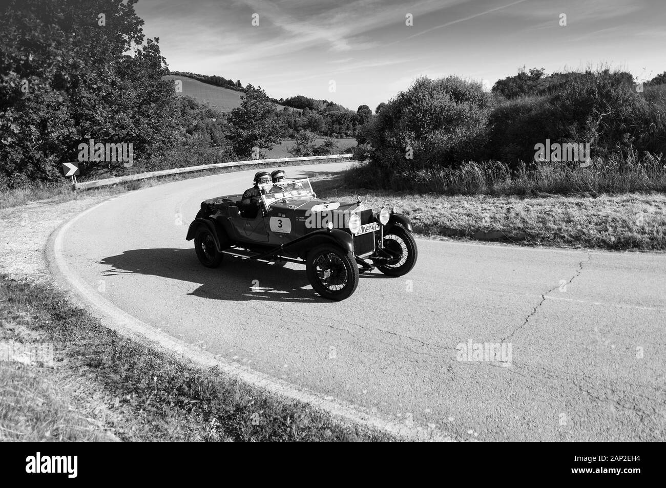 PESARO COLLE SAN BARTOLO, ITALIEN - 17. MAI 2018 : O.M. 665 S SUPERBA 2000 1925 auf einem alten Rennwagen in der Rallye Mille Miglia 2018 der berühmte italiener HIS Stockfoto