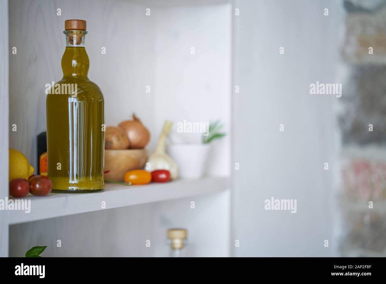 Closeup Küche Regal Olivenöl Flasche Topf Petersilie im mediterranen Stil, Grün Gelb Rot vegetarisch Gemüse im sonnigen Sommer Feeling, kopieren Raum Stockfoto