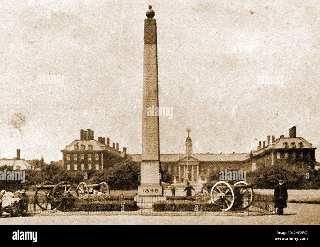 Royal Hospital Chelsea, London, UK (Heimat des Chelsea Rentner), wie es 1921 war. Äußere Foto, die Chilianwalla Monument (Obelisk) Gedenken an diejenigen, die im Kampf gestorben an Chilianwalla am 13. Januar 1849 (24 Regiment zu Fuß). Es wurde gegründet als militärische Armenhaus von König Karl 2. Stockfoto