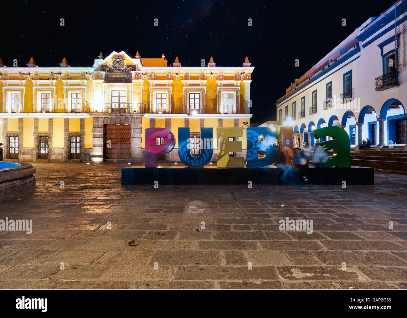 Puebla de Zaragoza, Mexiko, 15. Oktober 2018 - Theaterplatz mit riesigen Buchstaben von Puebla und Halle von Minister für Gesundheit bei Nacht Stockfoto