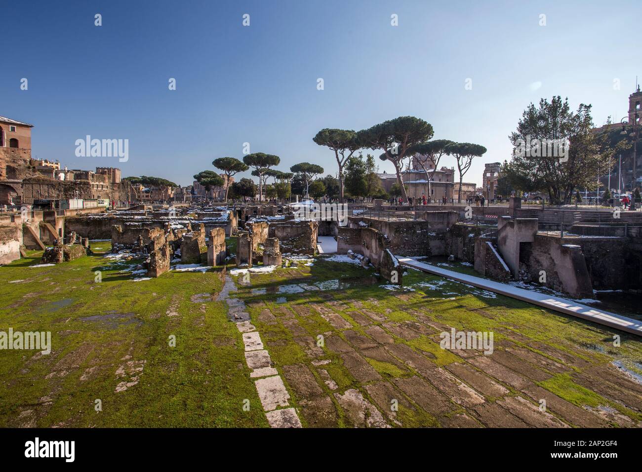 ROM, Italien, Februar 2018 - Schnee bedeckt Rom, Wintertourismus in der Hauptstadt Italiens, berühmtes Reiseziel im Winter. Forum Romanum mit Schnee. Stockfoto