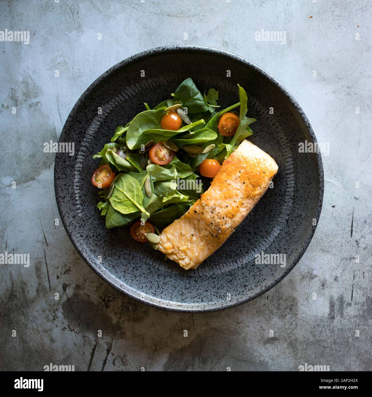 Salmon mit Brühe und grüner Salat Stockfoto