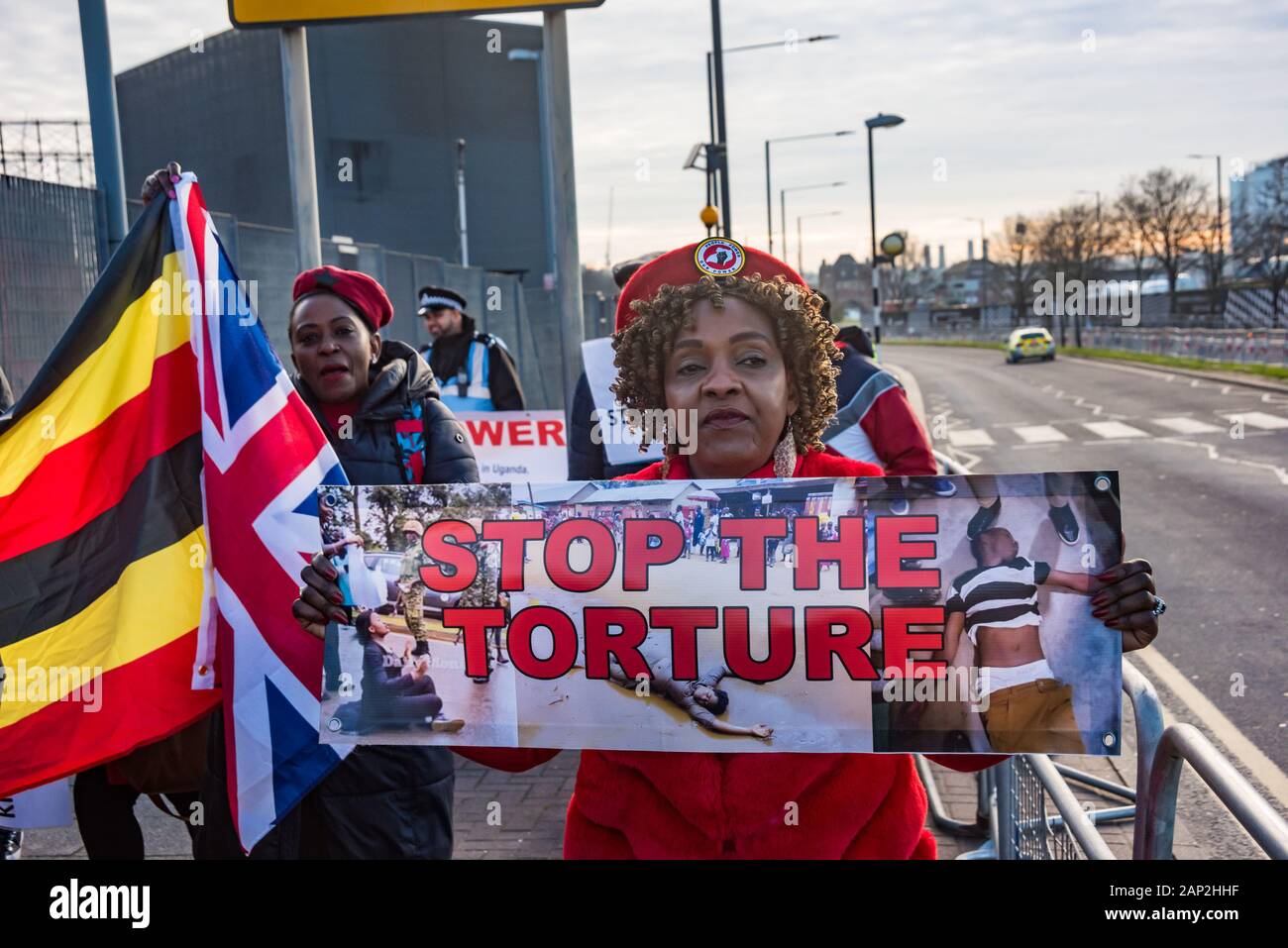 London, Großbritannien. 20. Januar 2020. Die ugander protestieren gegen Präsident Yoweri Museveni an der UK-Africa Investment Summit in North Greenwich. Museveni ist im Amt seit 1986, die Verfassung nur zwei Amtsperioden und hat durch Entfernen der alter Kappe geschoben und die Erhöhung der Amtszeit von 5 bis 7 Jahren für die Wahlen im nächsten Jahr. Dies hat zu massiven Protesten innerhalb seiner eigenen Partei und der Opposition geführt. Das Land leidet unter hohen Maß an Korruption, Arbeitslosigkeit und Armut. Peter Marshall / alamy Leben Nachrichten Stockfoto