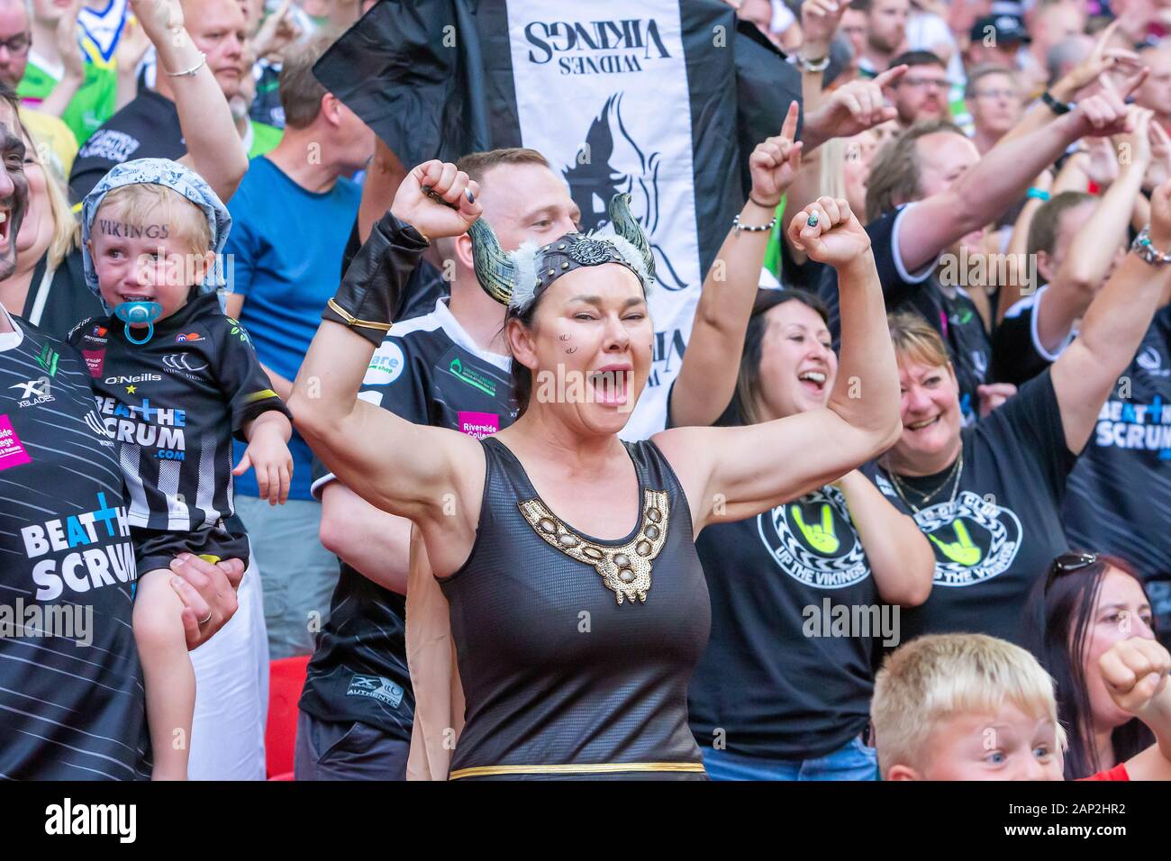 Aufgeregt weiblich Widnes Wikinger Anhänger in Fancy Dress im Wembley Stadium während der 2019 AB Sonnendecks 1895 Rugby League Finale Stockfoto