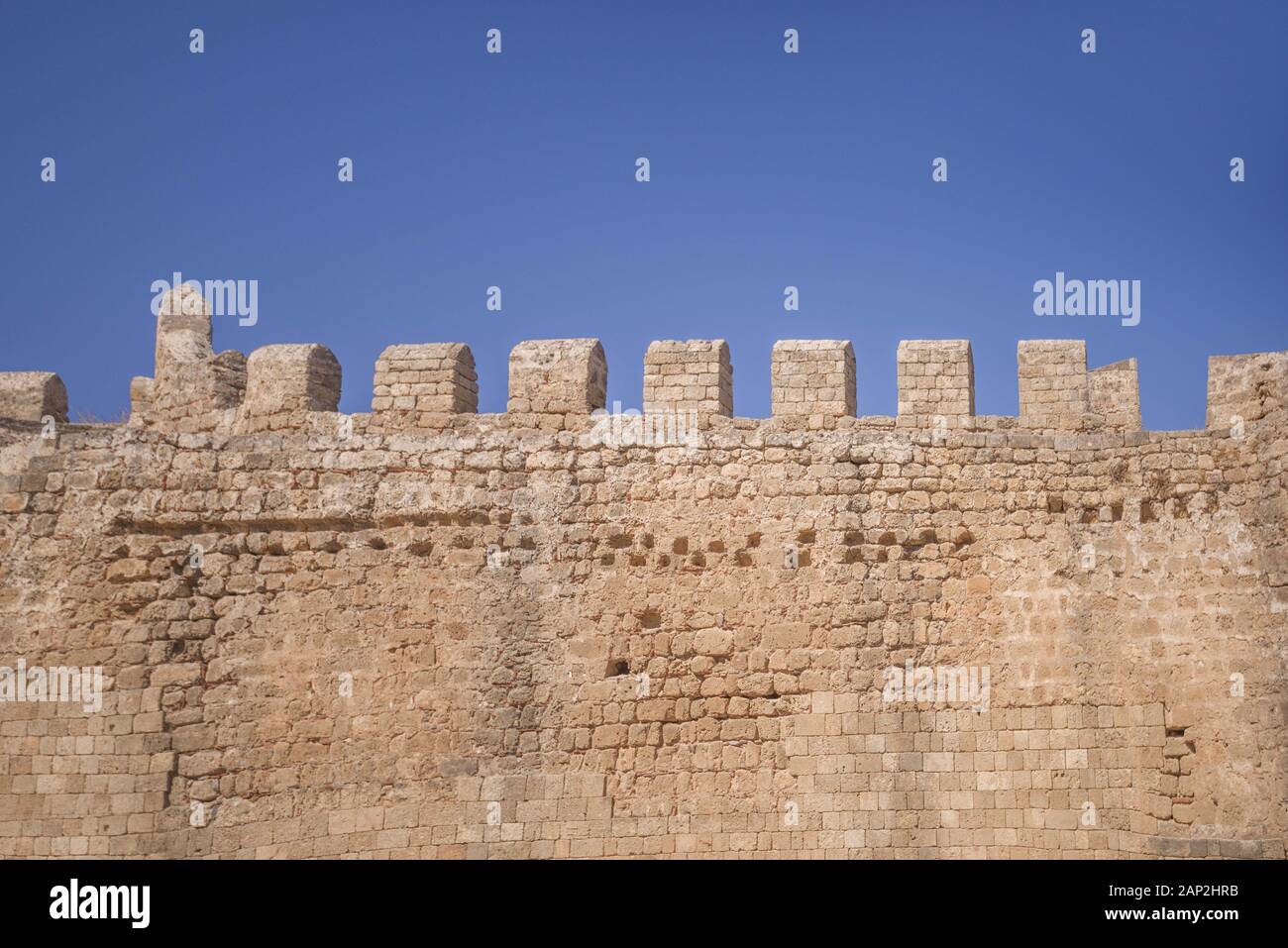 Lindos, Rhodos, Griechenland. 8 Aug, 2018. Die Festung Wand Schutz der Akropolis von Lindos, Rhodos, Griechenland. Credit: Andrey Nekrasov/ZUMA Draht/Alamy leben Nachrichten Stockfoto