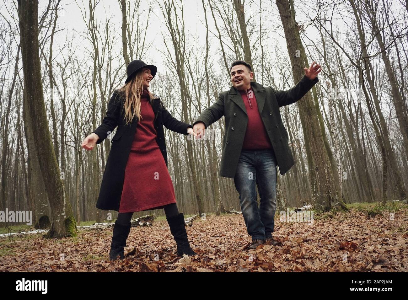 Freudige liebevolle junge Paar auf ein romantisches Date Stockfoto