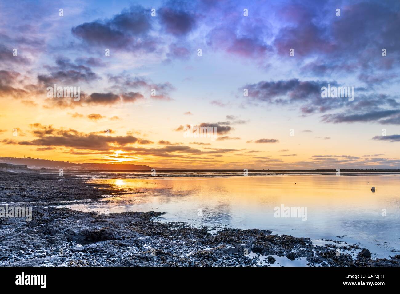 Die Sonne über Northam Burrows in der Nähe von Appledore in North Devon. Der Fluss Torridge Mündung und die angrenzende Halbinsel SSSI-Status - eine Website von S Stockfoto