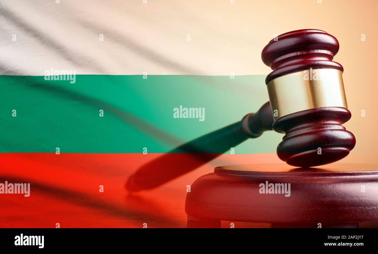 Rechtsanwälte Holz- Hammer über die Fahne von Bulgarien Stockfoto
