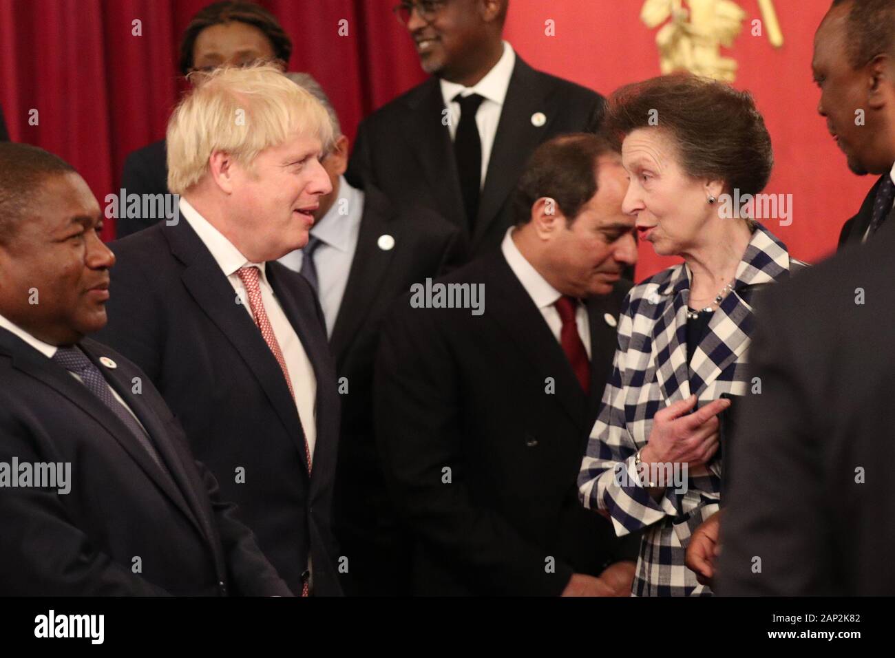 Premierminister Boris Johnson sprechen mit der Princess Royal bei einem Empfang im Londoner Buckingham Palace die UK-Africa Investment Summit zu markieren. Stockfoto