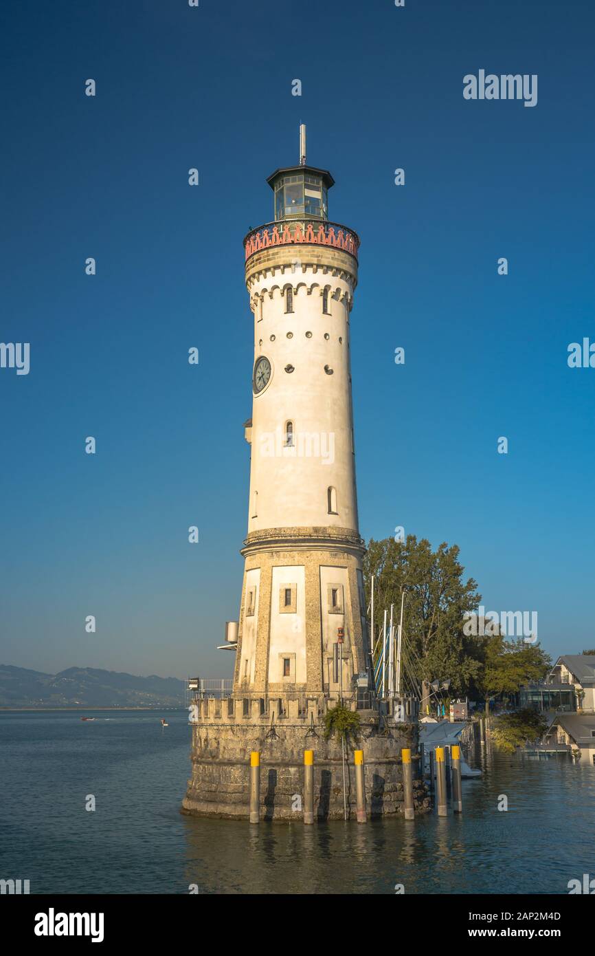 Historischer Leuchtturm im bayerischen Lindauer Hafen. Eine Stadt in Deutschland, auf einer Insel inmitten des Bodenseekreises. Alpen im Hintergrund Stockfoto
