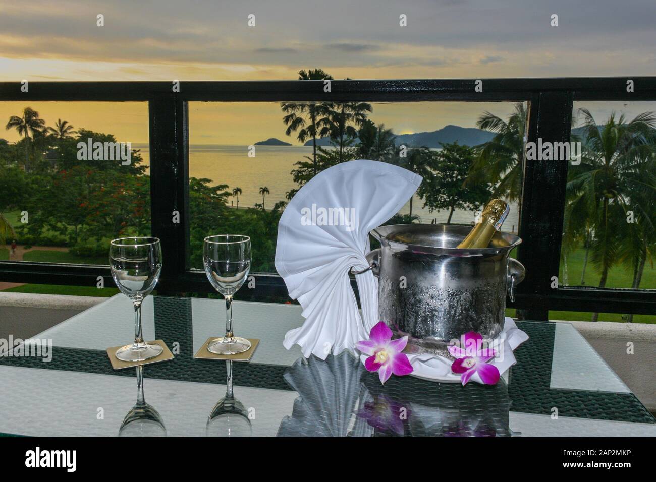 Festliches Getränk mit Blick auf das Meer im Shangri-La Tanjung Aru Resort in Kota Kinabalu, Borneo Malaysia Stockfoto