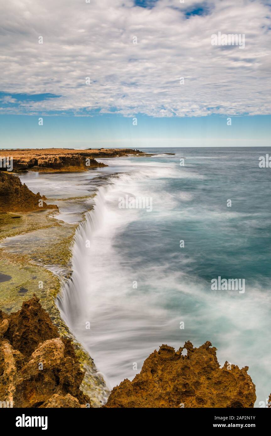 Lange Aufnahme der rauhen Gewässer an der zerklüfteten Küste des Indischen Ozeans an der Quobba-Station in Western Australia. Stockfoto