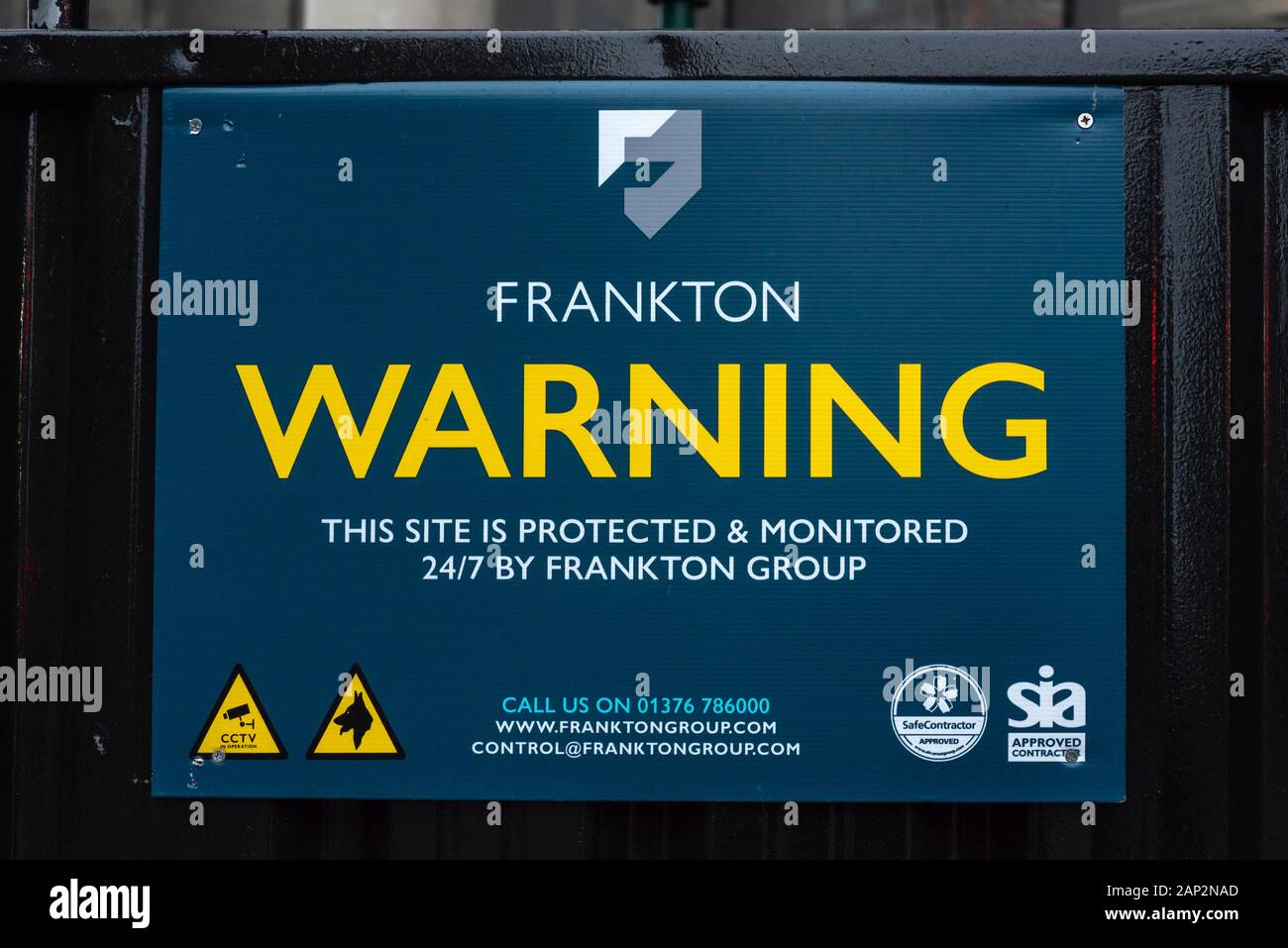 Warnschild der Sicherheitsfirma London Construction Frankton am Baustellenzaun in der Londoner Infrastruktur 22 Bishopsgate Stockfoto