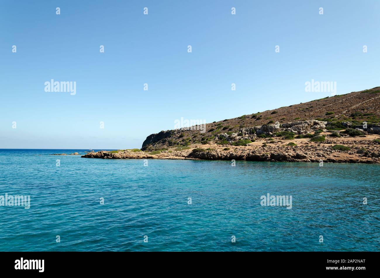 Meerblick, schöne Sommerlandschaft mit klarem Wasser und blauem Himmel, Griechenland Stockfoto