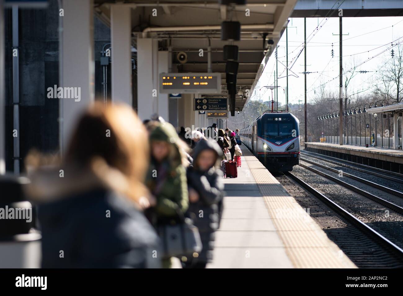 Eine Amtrak Zug zieht in der Baltimore Washington International Airport (BWI) Bahnhof am 17. Januar 2020. (Graeme Sloan/Sipa USA) Stockfoto