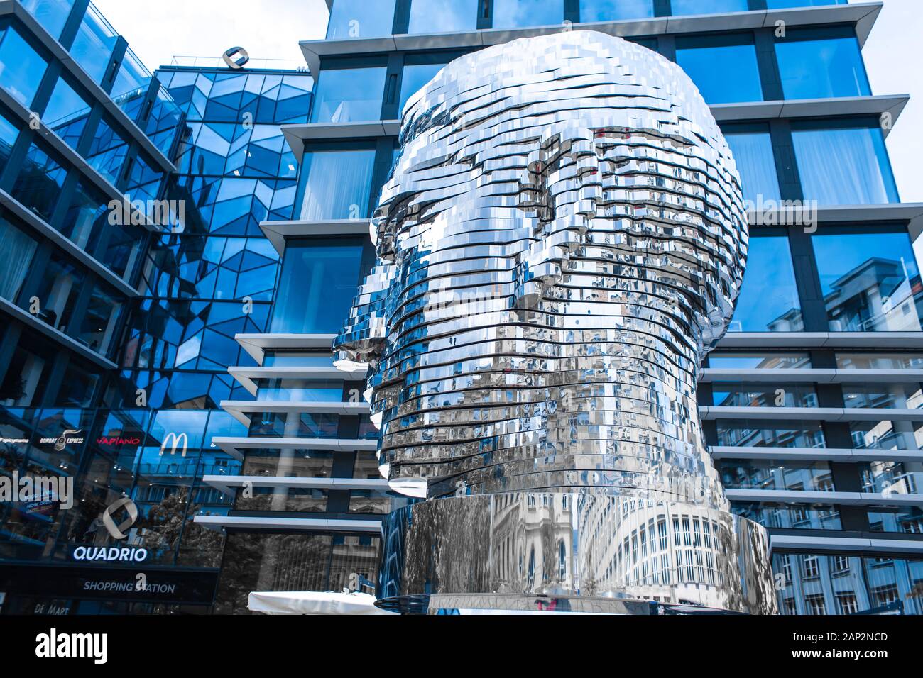 Beweglichen Denkmal Kopf Franz Kafka im Zentrum von Prag. art-Objekt verchromt glänzend Skulptur von 64 Platten Stockfoto
