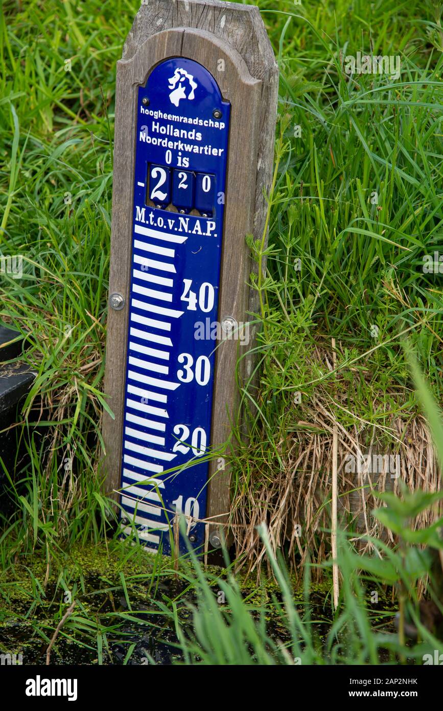 Messung von Wasser Höhe am Waalsdorpervl; Akte in den Niederlanden Stockfoto