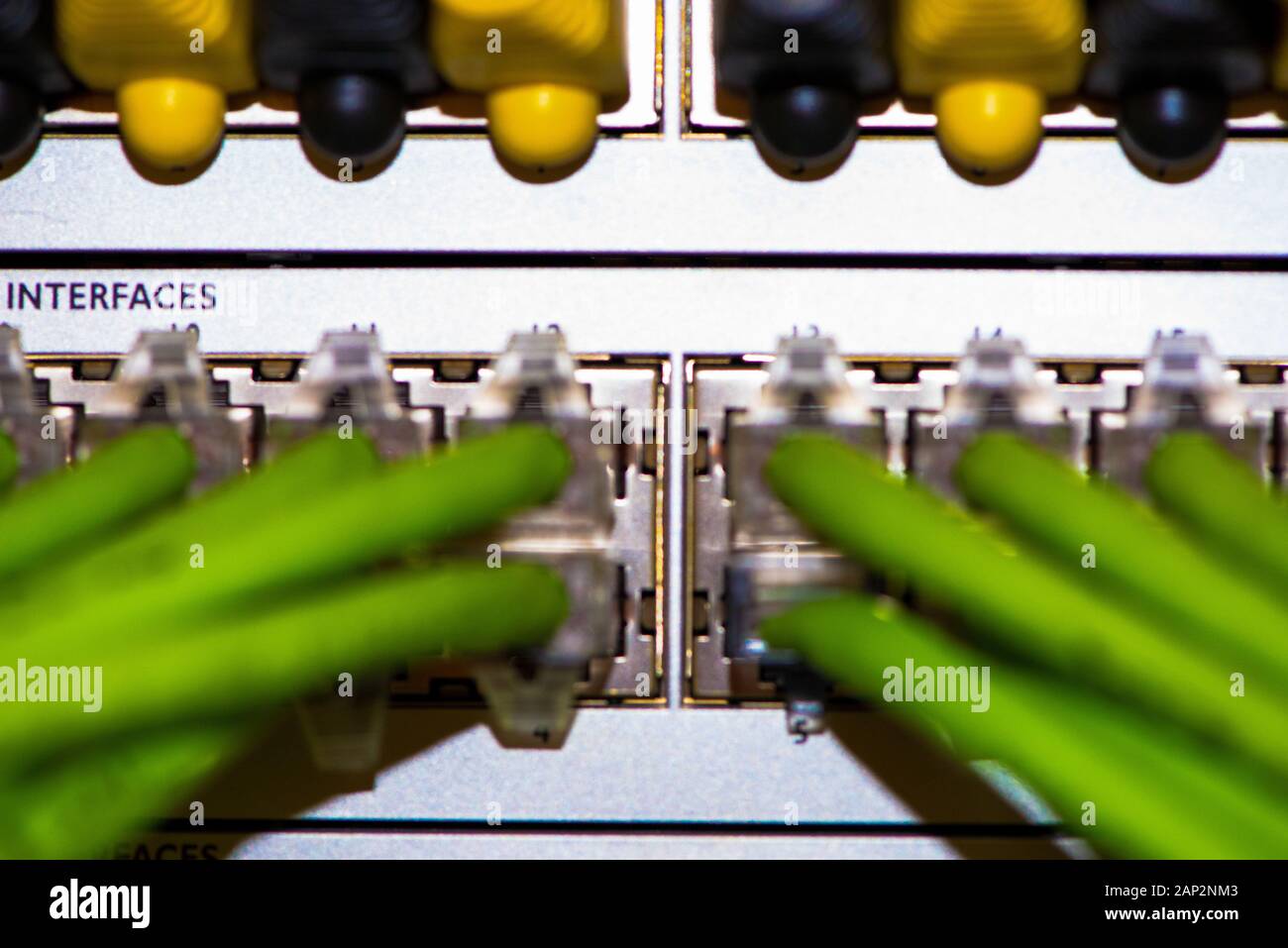 Bunte Kabel an der Rückseite des Servers Stockfoto