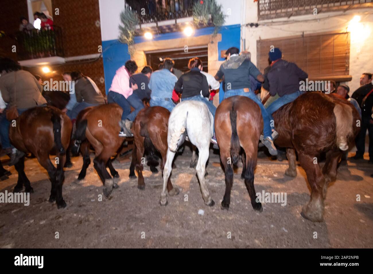 Vilanova d'Alcolea, Castellón, Spanien - 19. Januar 2019: Mehrere Fahrer auf ihren Pferden erhalten die Preise der Rennen auf dem St. Anthony Festival Stockfoto
