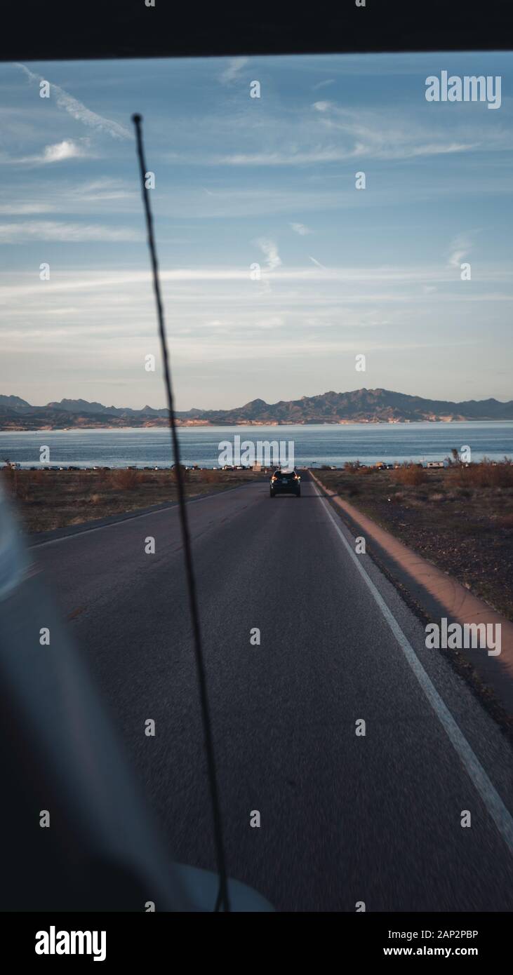 Blick aus dem Auto zum Lake Mead, USA Stockfoto