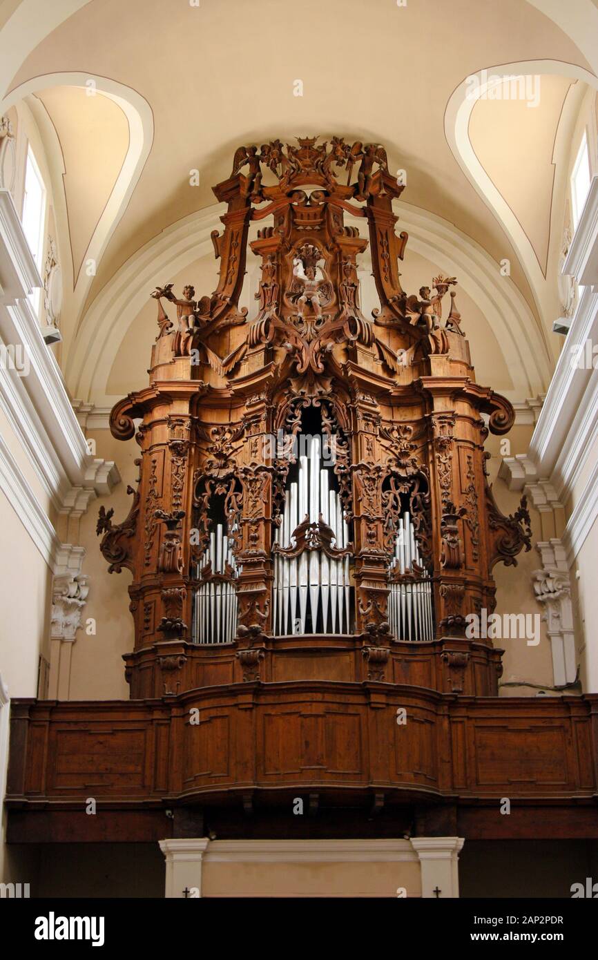 Orgel der Kirche San Francesco della Scarpa - Sulmona, Abruzzen, Italien. Stockfoto