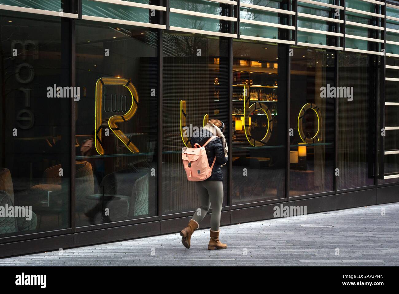 Weibliche Passanten, die seit 2020 am Two Ruba Bar by Hilton Tower Bridge Hotel im More London in London, Großbritannien, Europa vorbeigehen Stockfoto