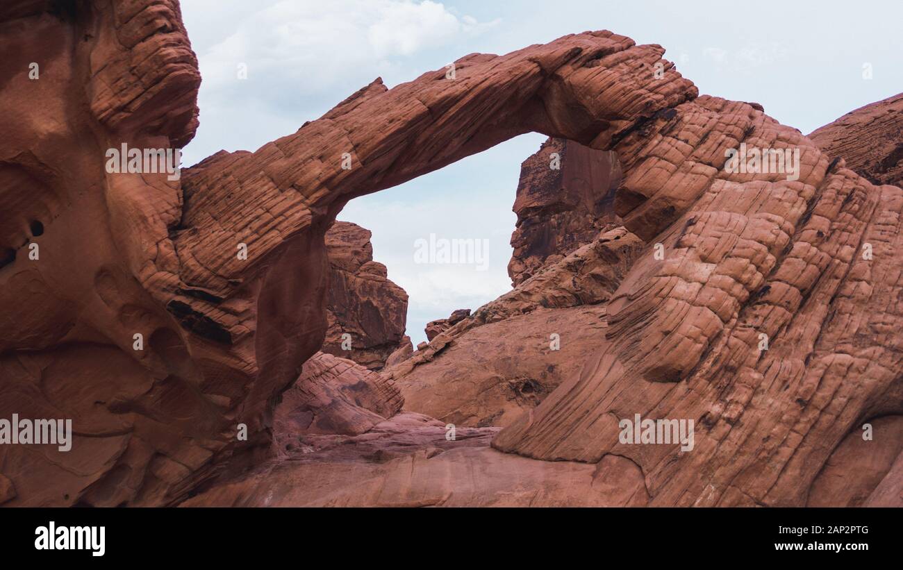 Eine rote Kalkstein Bögen in den Valley of Fire State Park, USA Stockfoto
