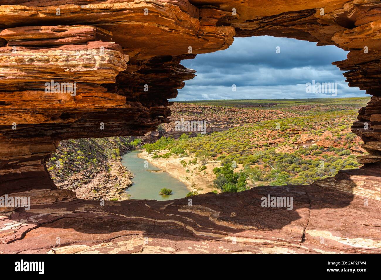 Blick auf den Sonnenaufgang durch das Naturfenster mit Blick auf die Murchison River Gorge im Kalbari National Park, Western Australia. Stockfoto